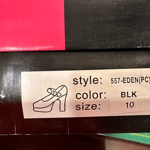 Worn once to the Playboy Mansion Halloween party in 2006. From Trashy Lingerie - Picture 3 of 8